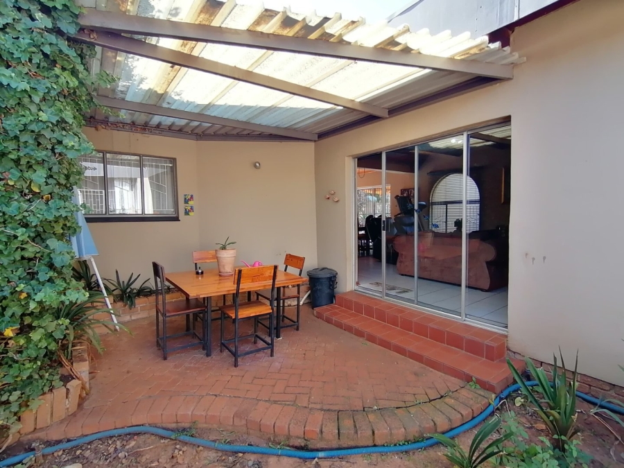 5 Bedroom Property for Sale in Fichardt Park Free State
